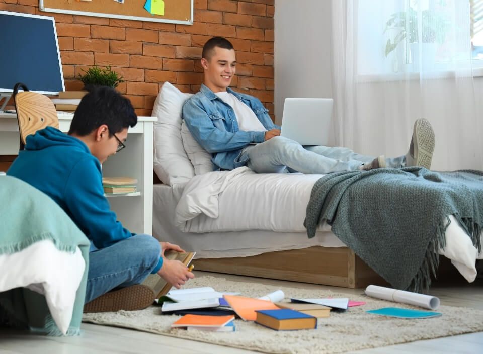 college-bound-in-2025-tips-for-keeping-your-dorm-or-apartment-clean-organized