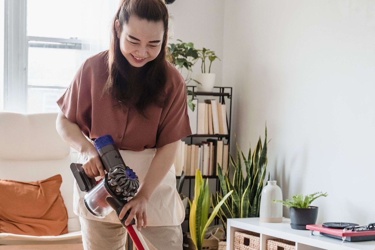 indianapolis-house-cleaning-vacuuming-living-room