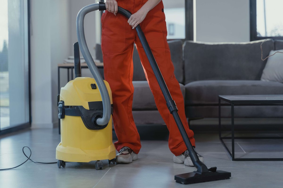 indianapolis-professional-cleaner-vacuuming-living-room